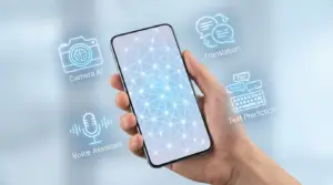 En hand håller i en smartphone som visar ett glödande nätverksmönster. Digitala ikoner runt telefonen representerar funktionerna Camera AI, Translation, Voice Assistant och Text Prediction. Bakgrunden är suddig och blå.
